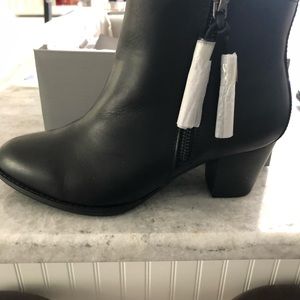 New Vionic Black leather ankle boots